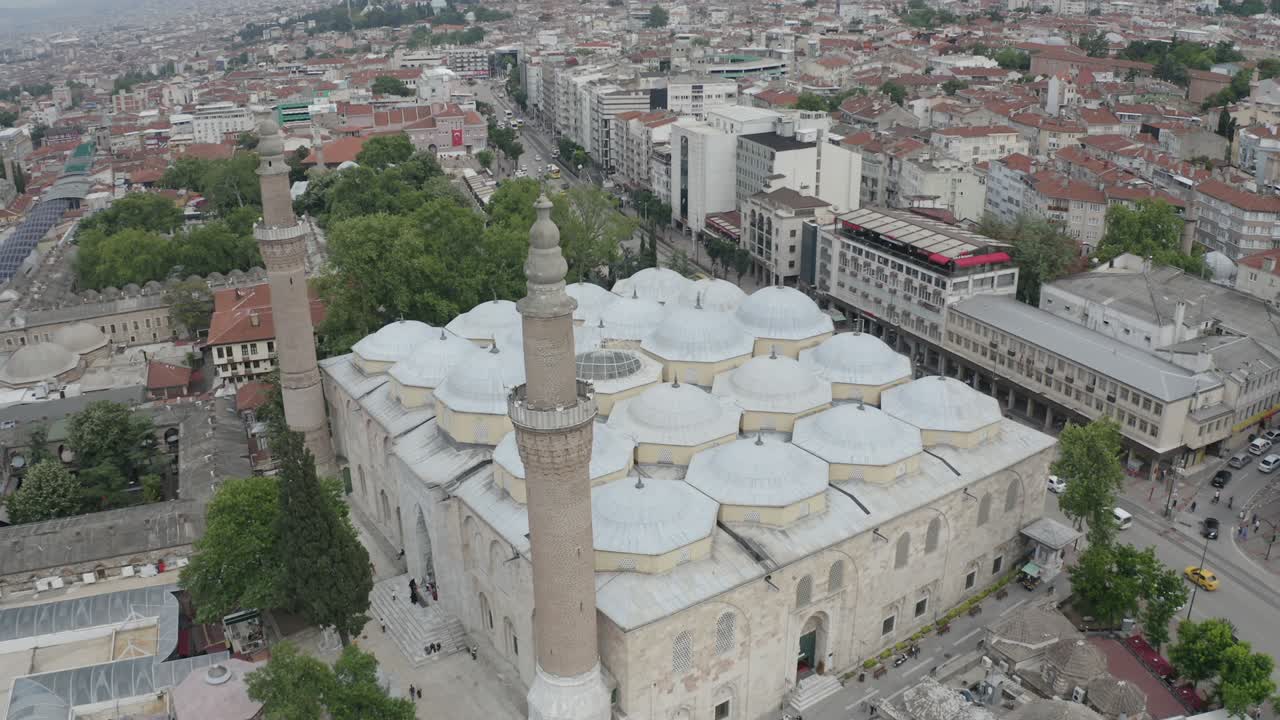 la gran mezquita de bursa o ulu cami es una mezquita en bursa, turquía. construida en el siglo xiv.