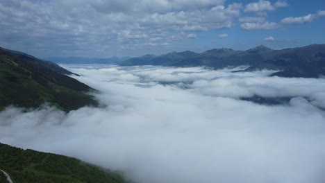 dronevlucht tussen hoog en laaghangende wolken in de oostenrijkse alpen