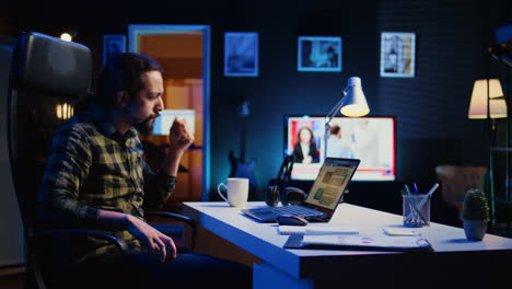 trabajador remoto que utiliza una computadora portátil para comparar los números de ingresos comerciales