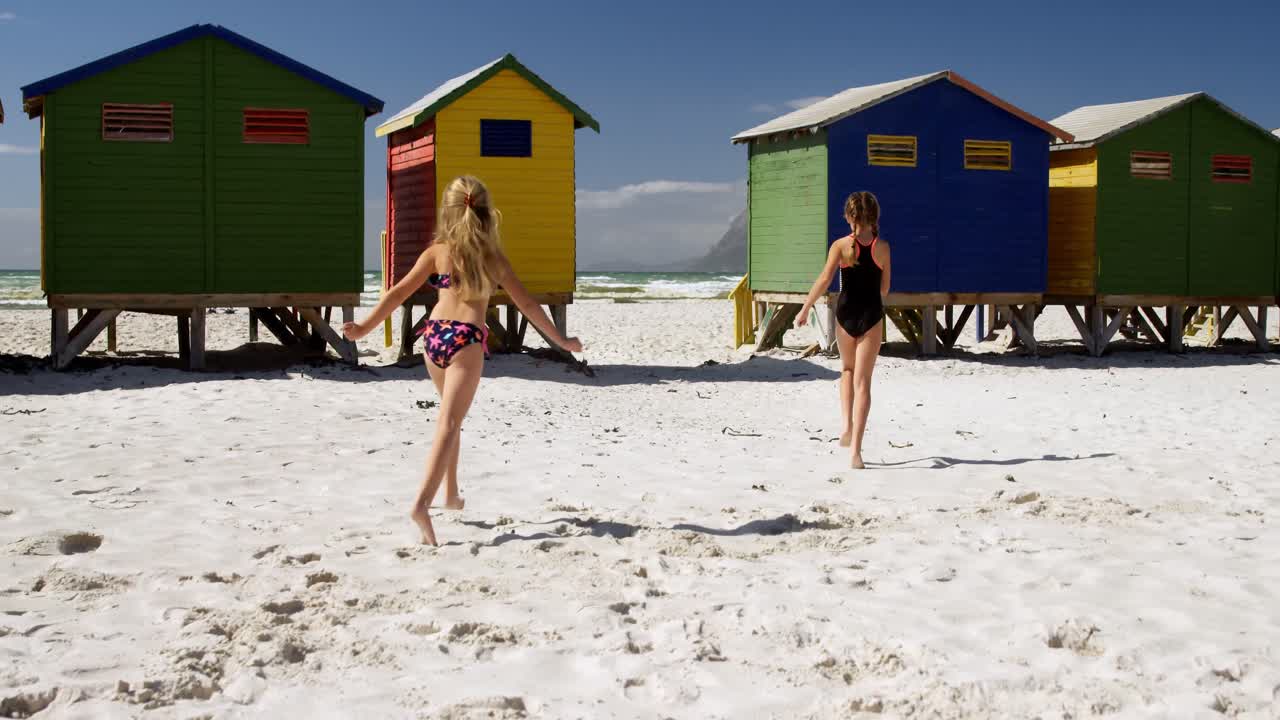 Broers en zussen rennen op het strand 4k