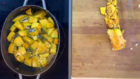 Lapso-De-Tiempo-De-Una-Calabaza-Que-Se-Cocina-En-Agua-Hirviendo,-Se-Saltea-A-La-Sartén-Y-Se-Coloca-En-Un-Recipiente-De-Vidrio