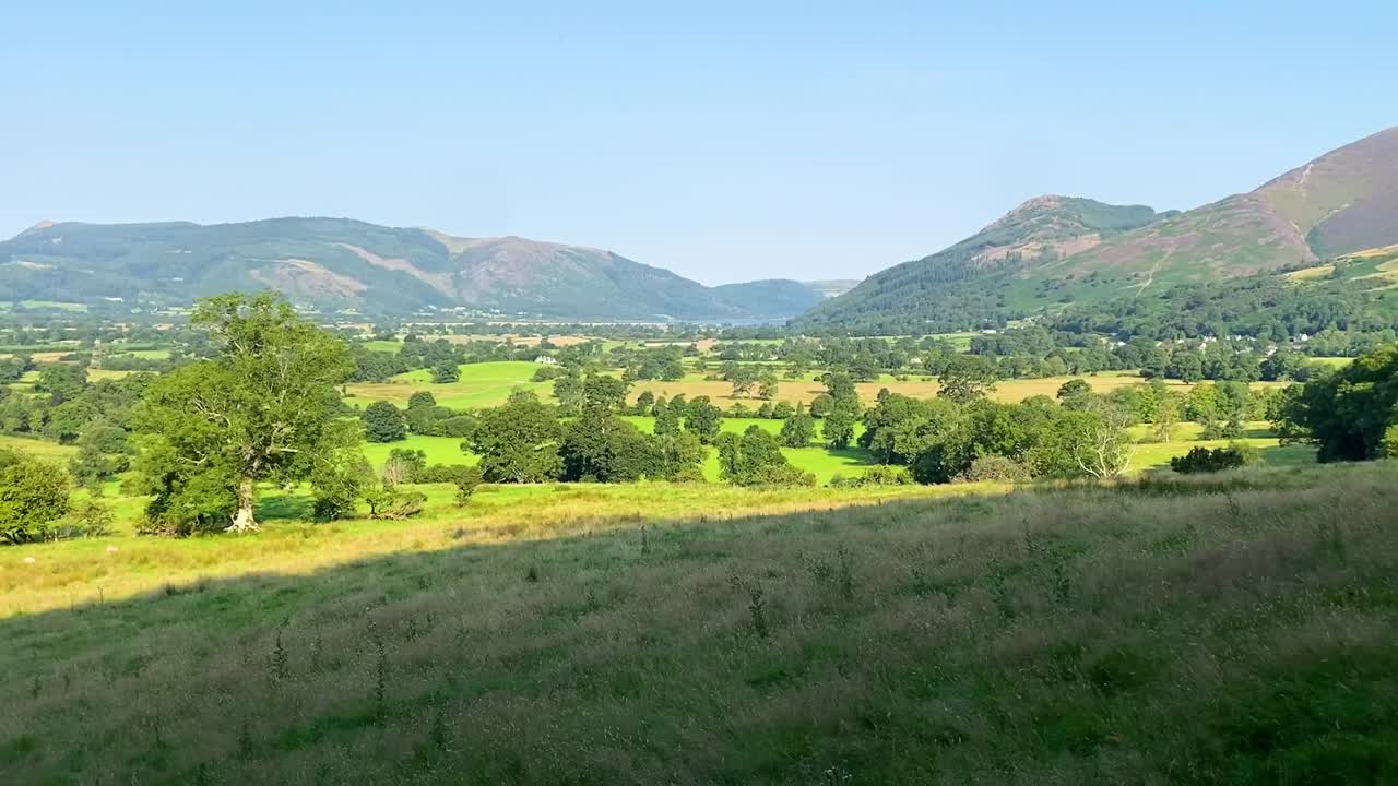 toma de paisaje panorámica a través de la hermosa campiña en cumbria, inglaterra