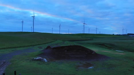 Aufnahme-Von-Windmühlen-Im-Morgengrauen-Mit-Vorbeifliegenden-Vögeln