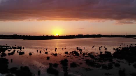 Sonnenuntergang-In-Einem-Gezeitengebiet,-Aufgenommen-Von-Einer-Drohne-Mit-50-Fps