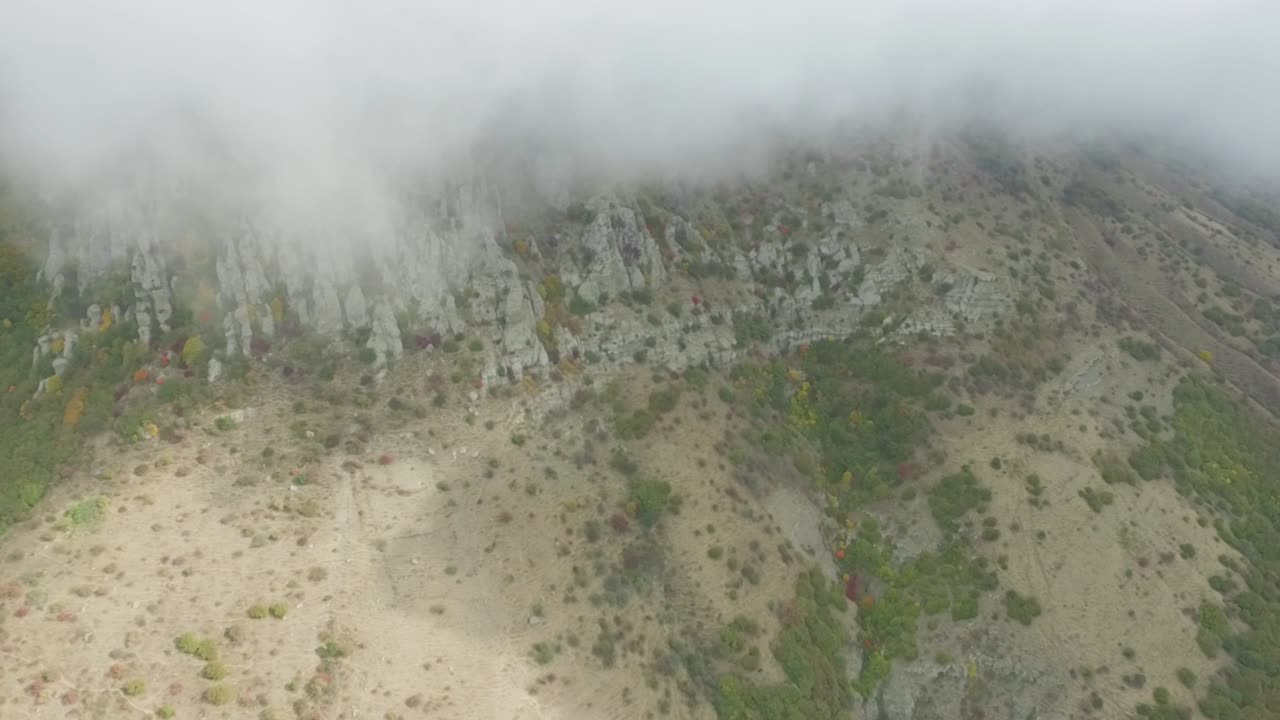 Paisaje montañoso de niebla
