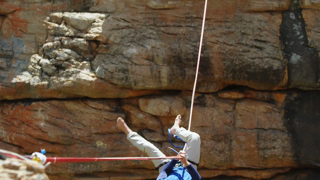 alpinista cae mientras se equilibra en la cuerda floja 4k