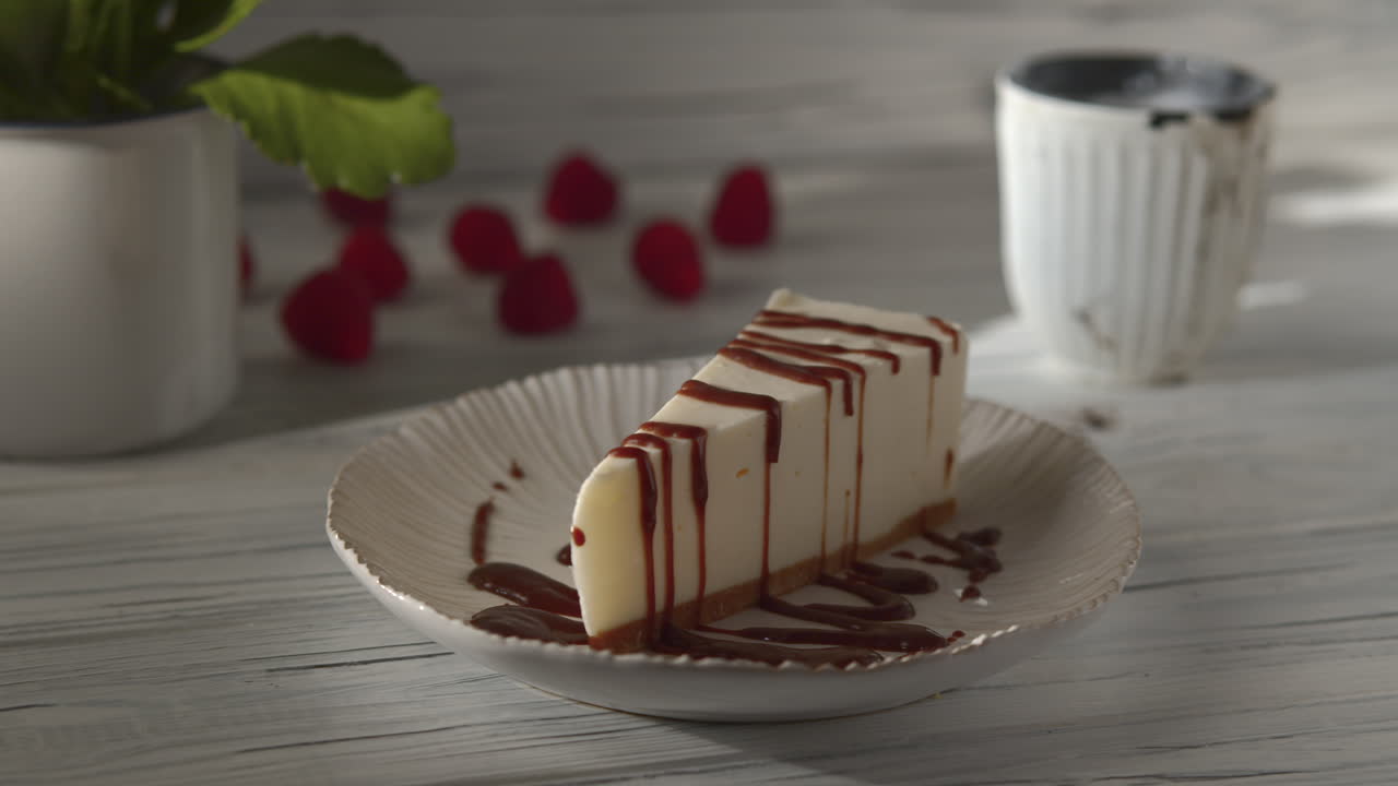 치즈케이크 디저트의 마지막 터치