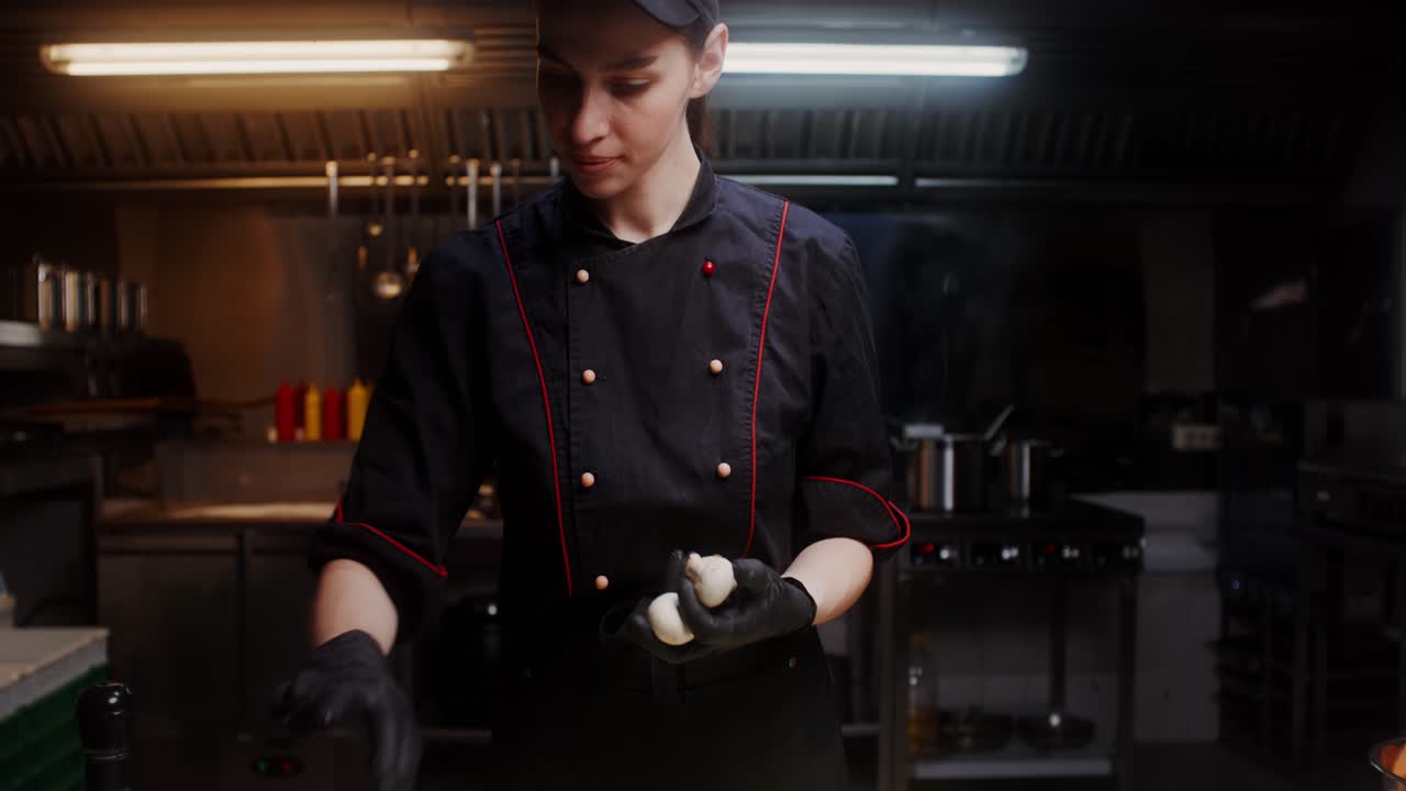 dos cocineros preparando verduras en una cocina de un restaurante