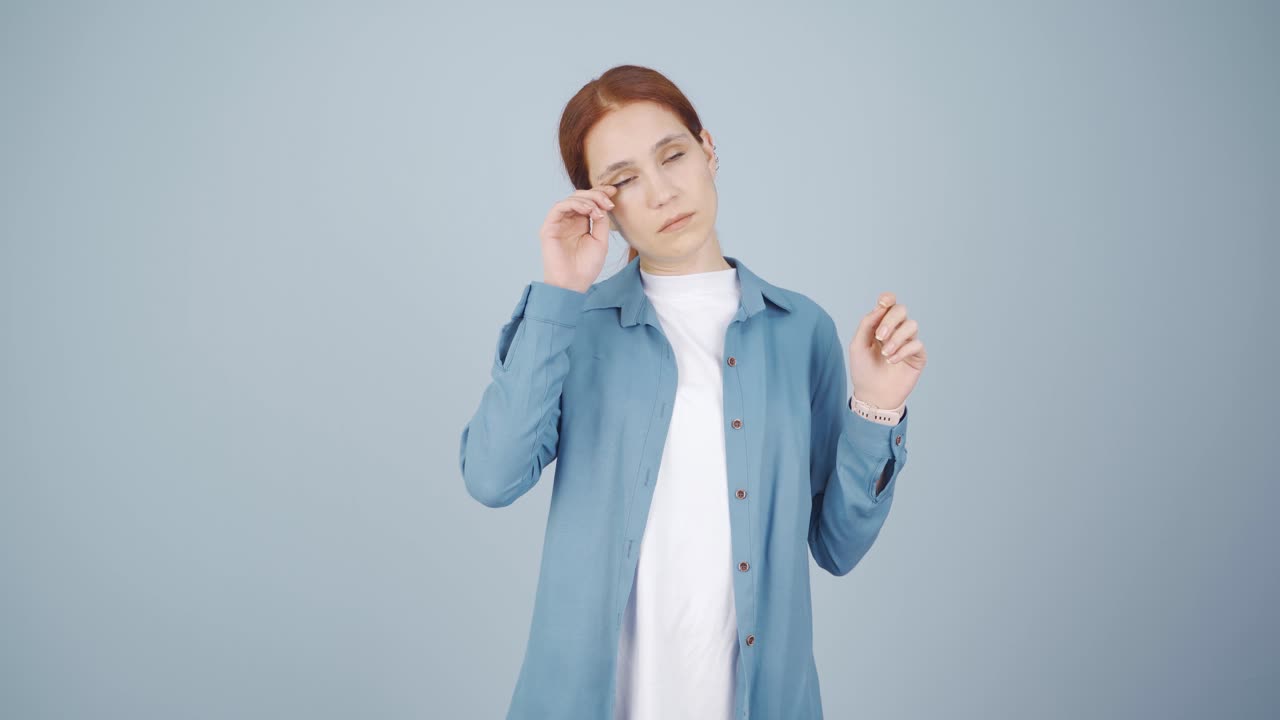 눈이 흐르는 아픈 여자.