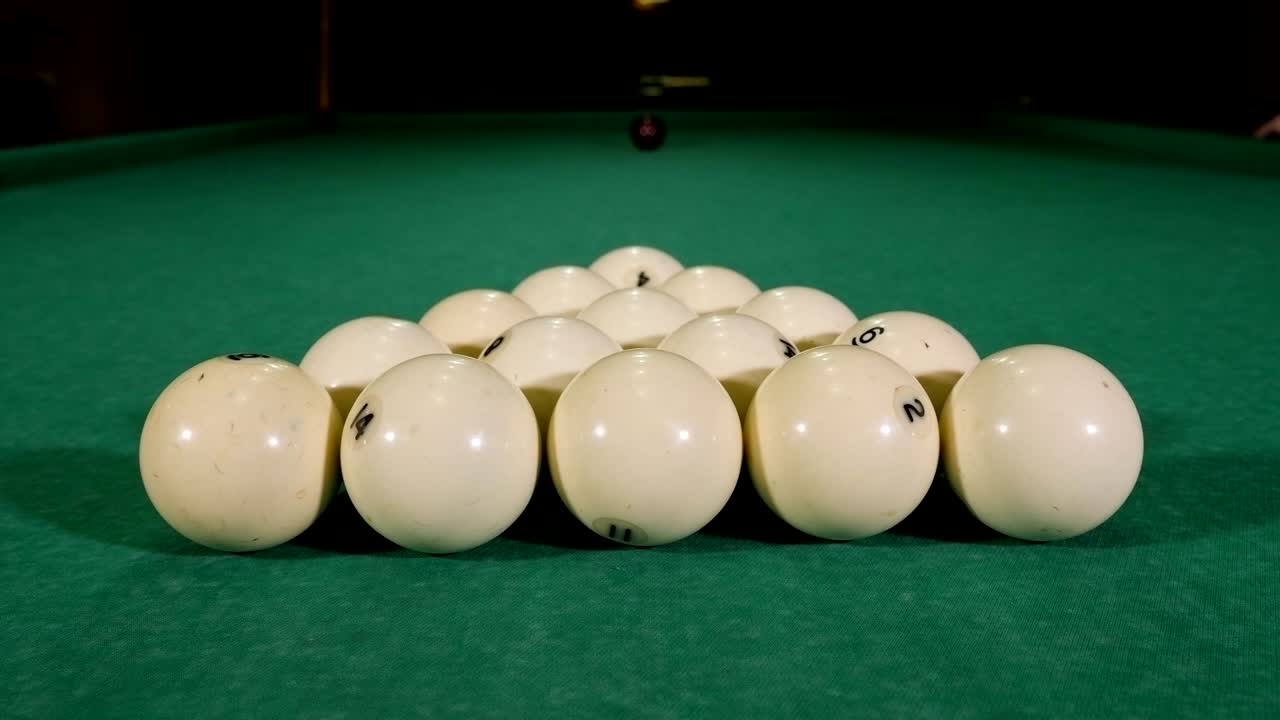 primer plano de bolas de billar blancas en una mesa verde. primer plano de la mesa de billar.