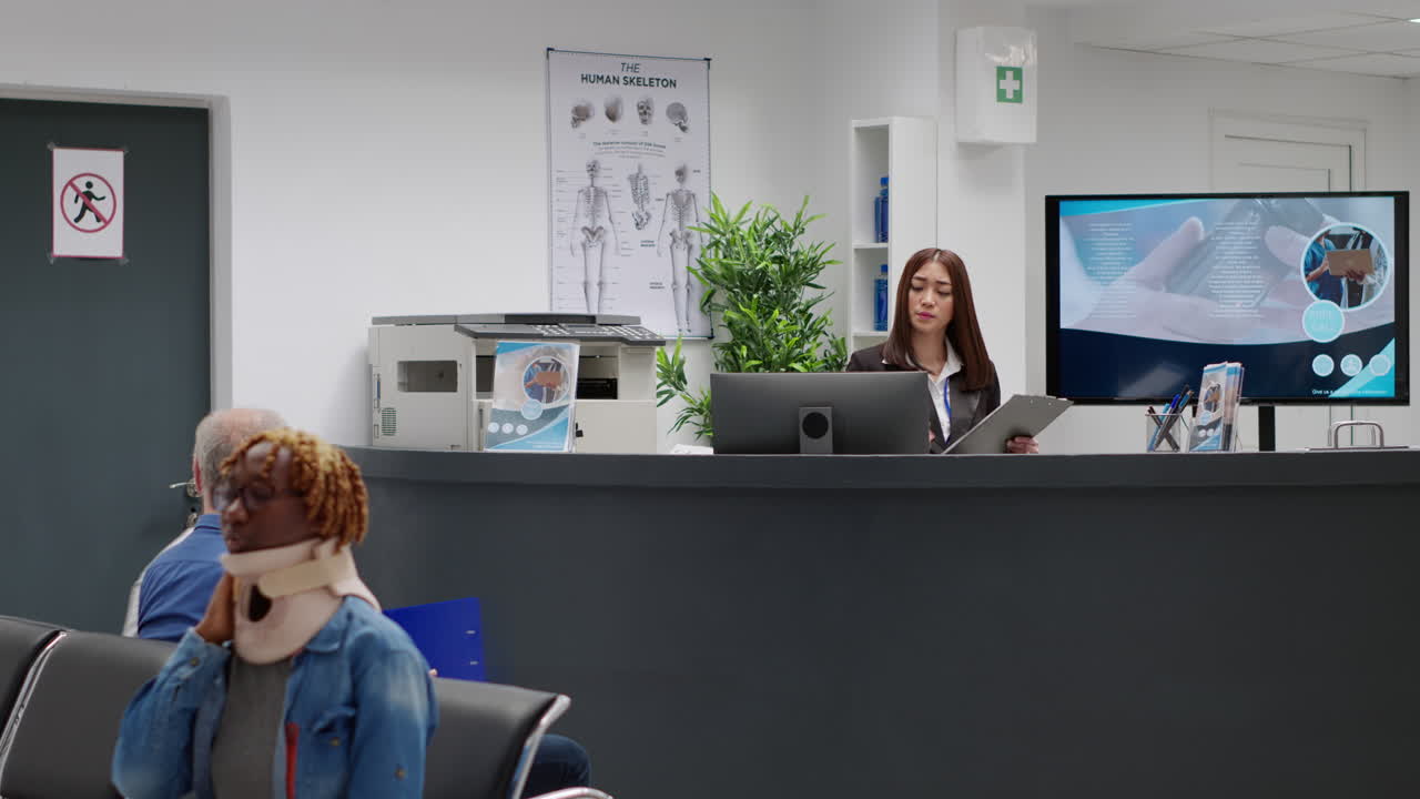 Receptionsdisk på sjukhus med receptionist och patienter i väntrum