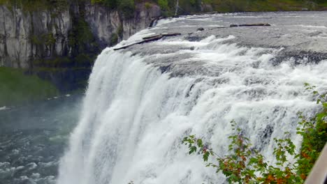 Eine-Schöne-Zeitlupenansicht-Von-Mesa-Falls-In-Idaho