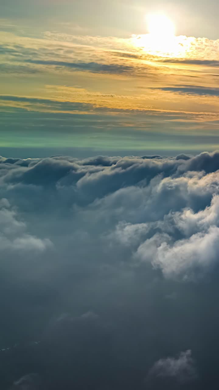 Tramonto sulle nuvole, timelapse pacifico che evoca serenità e meraviglia.