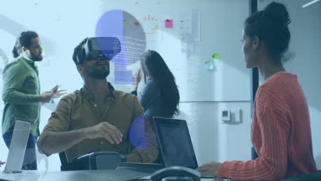 animación del procesamiento de datos sobre personas de negocios que trabajan en la oficina
