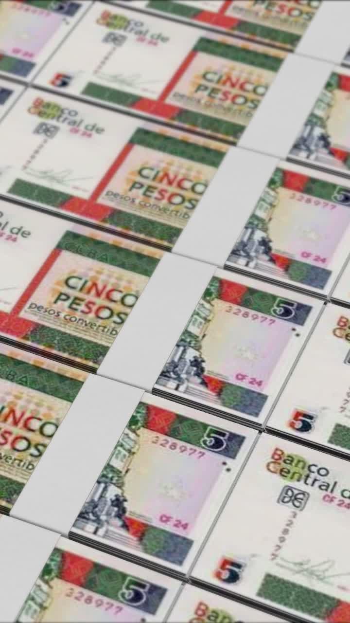 video vertical de billetes de 5 pesos cubanos impresos por una prensa de dinero
