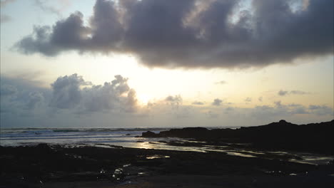 Lapso-De-Tiempo-De-La-Puesta-De-Sol-Detrás-De-Las-Nubes,-Playa-De-Summerleaze,-Cornualles,-Bude