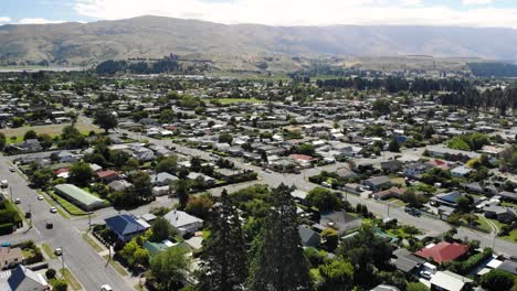 Vista-Aérea-De-Drones-De-Cromwell,-Otago-Central,-Isla-Del-Sur,-Nueva-Zelanda,-Ciudad-Del-Valle-En-Un-Día-Soleado