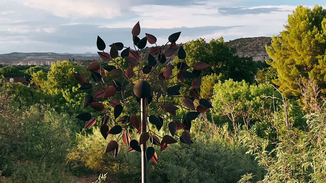 아름다운 야외 환경 에 있는 금속 풍차