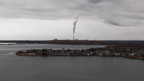 una vista aérea sobre un pantano en un día nublado con cielos grises por freeport, ny