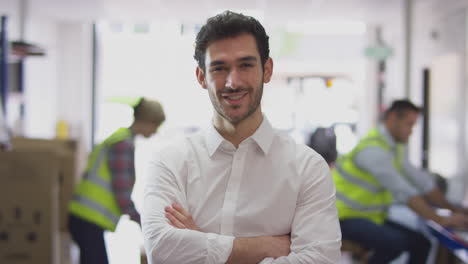 retrato de un gerente masculino sonriente en un almacén de distribución logística