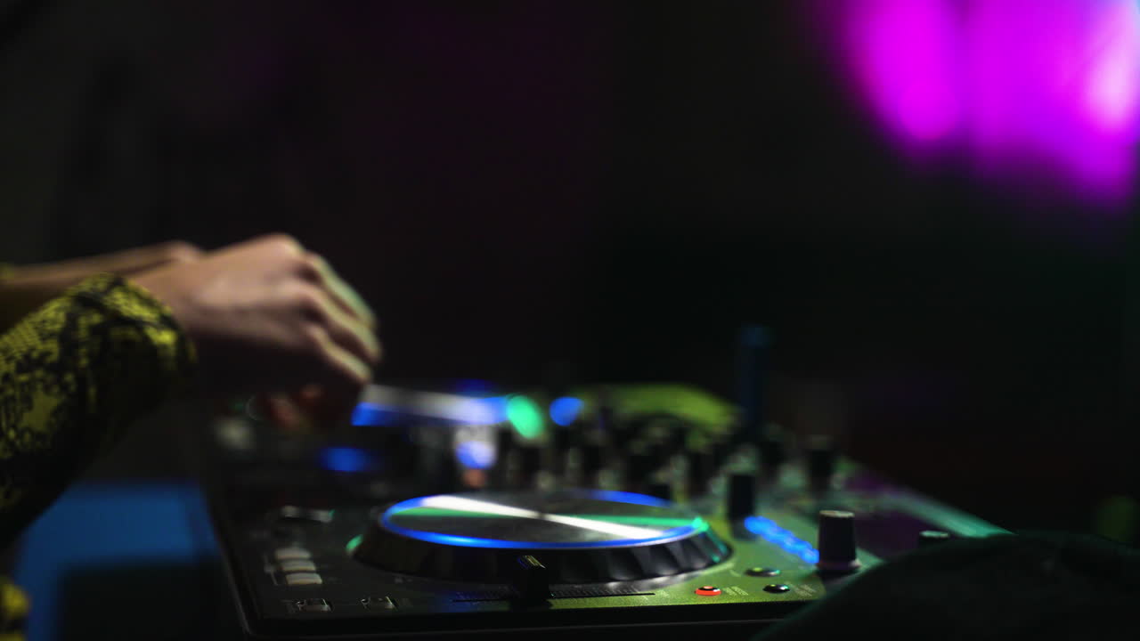 kobieta dj na dyskotece