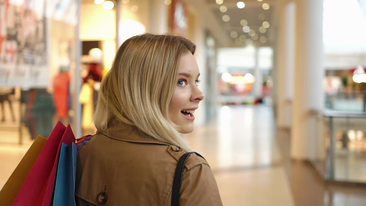 Kvinde shopper i et indkøbscenter