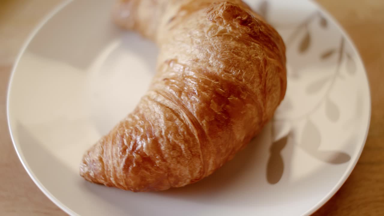 un croissant en un plato