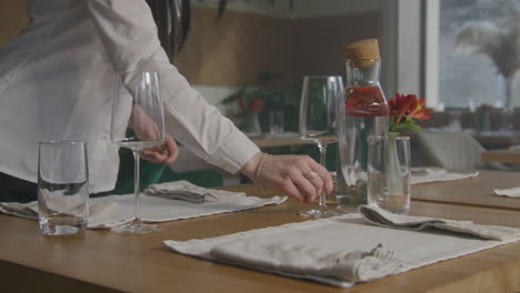 disposición de la mesa del restaurante