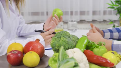 Female-Nutritionist-talking-to-her-patient.