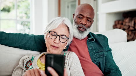 Pareja-De-Ancianos-En-El-Sofá-Con-El-Teléfono