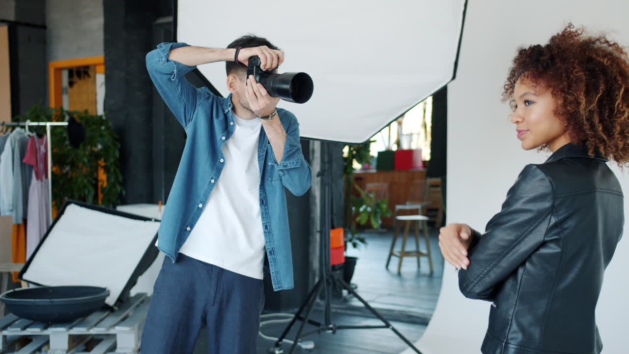 사진작가 가 스튜디오 에서 모델 의 사진 을 찍고 있다