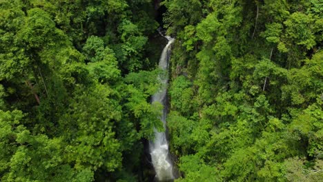 toma aerea de varias cascadas