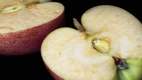 toma macro suave que muestra dos mitades de manzana en descomposición, toma de lapso de tiempo