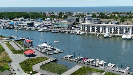 luftaufnahme des lewes-kanals in zeitlupe, delaware mit freizeitbootfahren