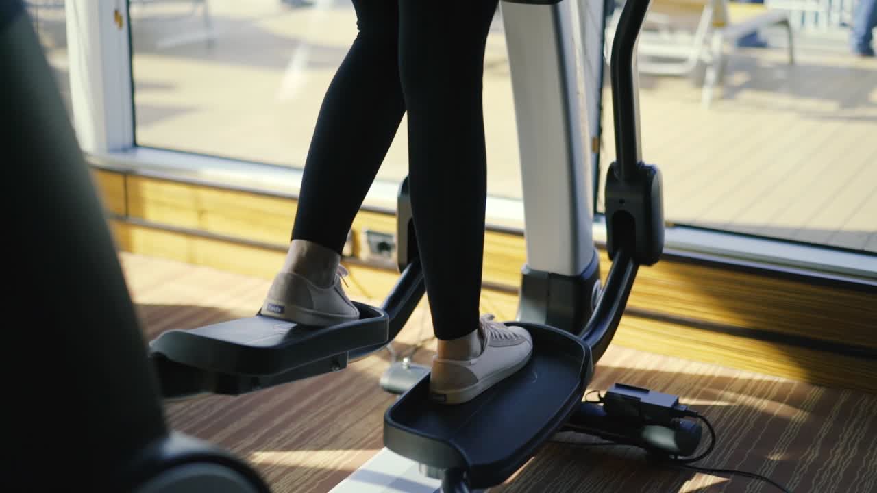 크로스 트레이너 에서 운동 하는 여자