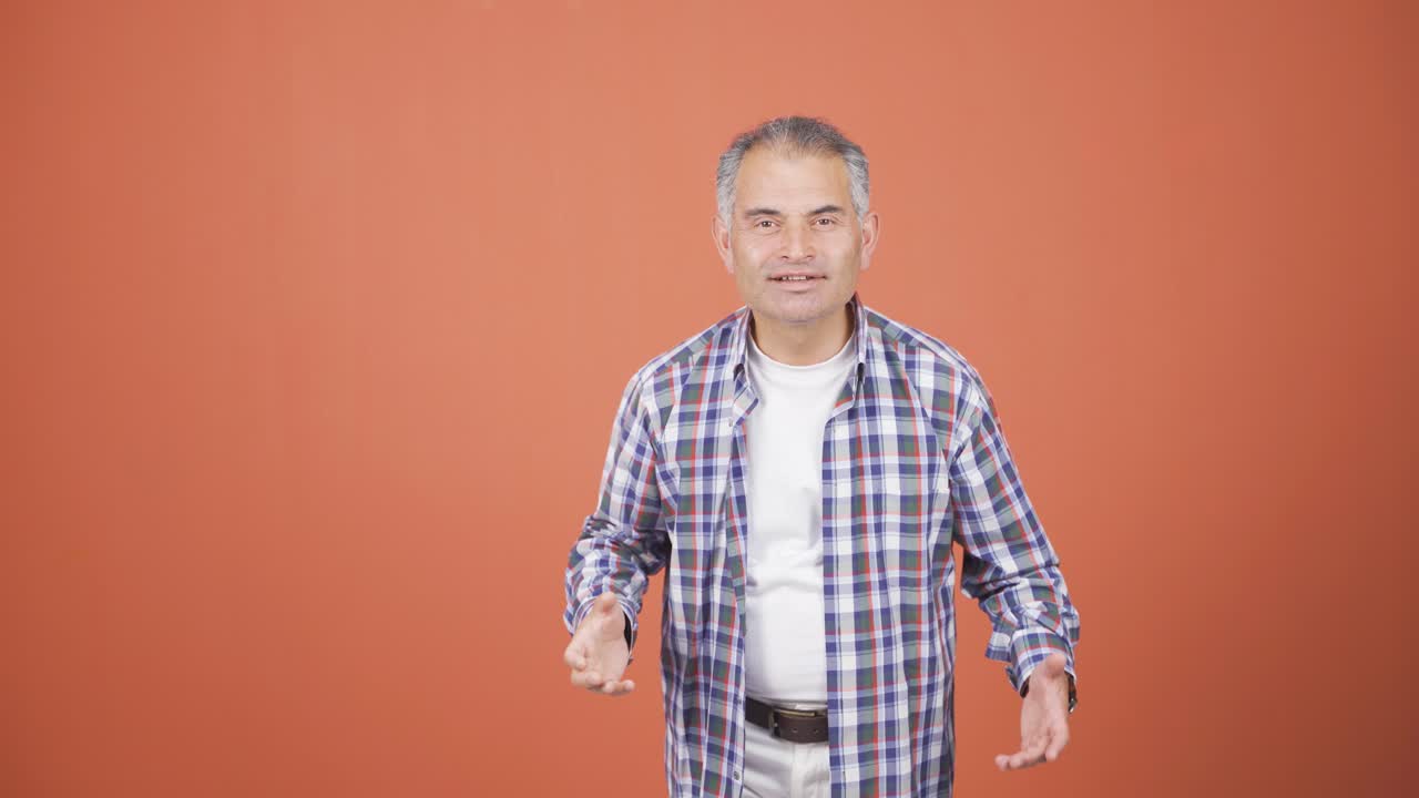 비디오 통화를 하는 남자.