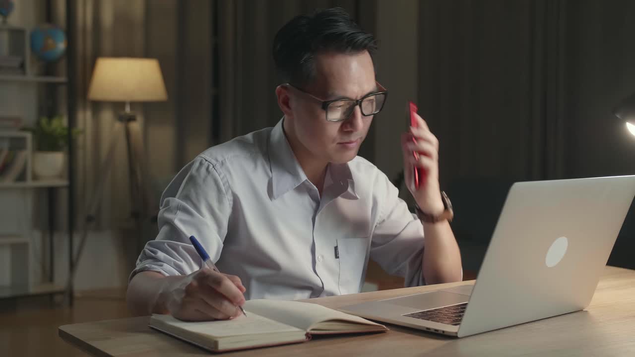 hombre de negocios que trabaja hasta tarde en la noche