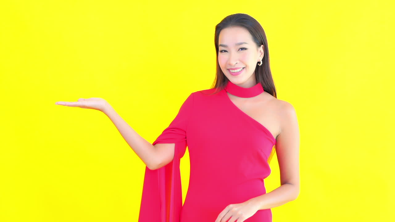 매력적이고 잘 차려입은 여성, 손짓, 손바닥 위로, 정보가 나타나기를 기다림