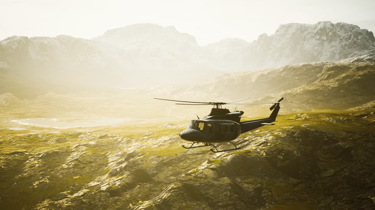 베트남 전쟁 시대의 헬리 ⁇ 터가 산에서 느리게 움직입니다.