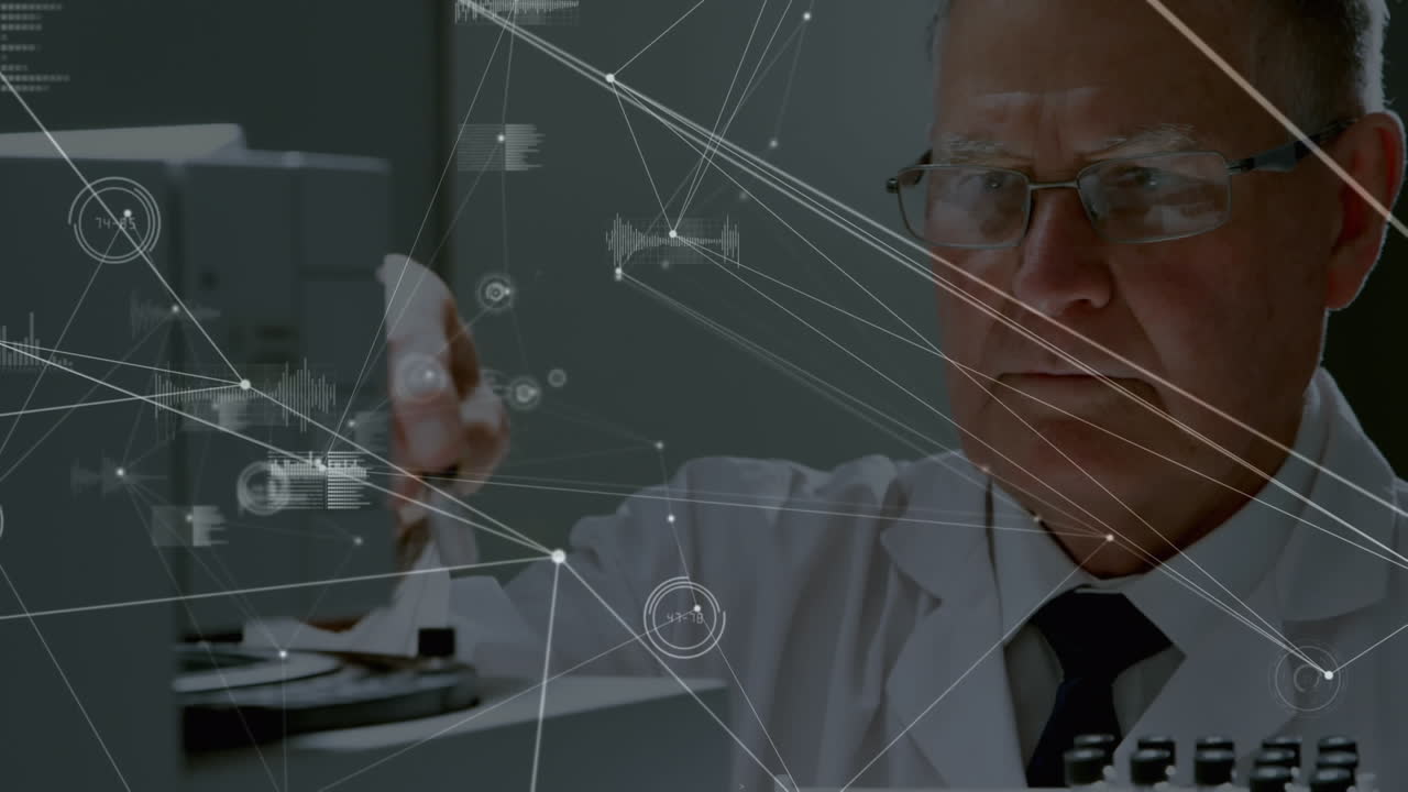 animación de puntos conectados, íconos de gráficos, científico caucásico colocando líquido en la máquina
