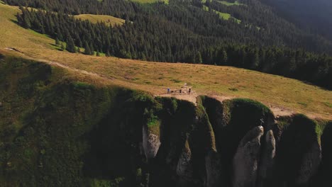 Toma-De-Drones-En-Movimiento-Hacia-Adelante-Del-Pico-Piatra-Mare-En-Las-Montañas-De-Los-Cárpatos-Rumanos-En-Un-Día-Soleado-De-Verano