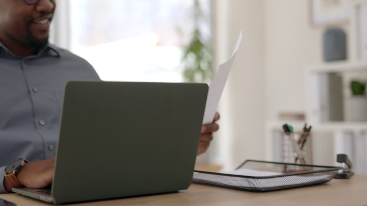 hombre negro feliz, documentos