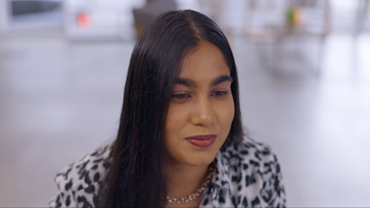 비즈니스 여성, 얼굴과 컴퓨터에서 읽기