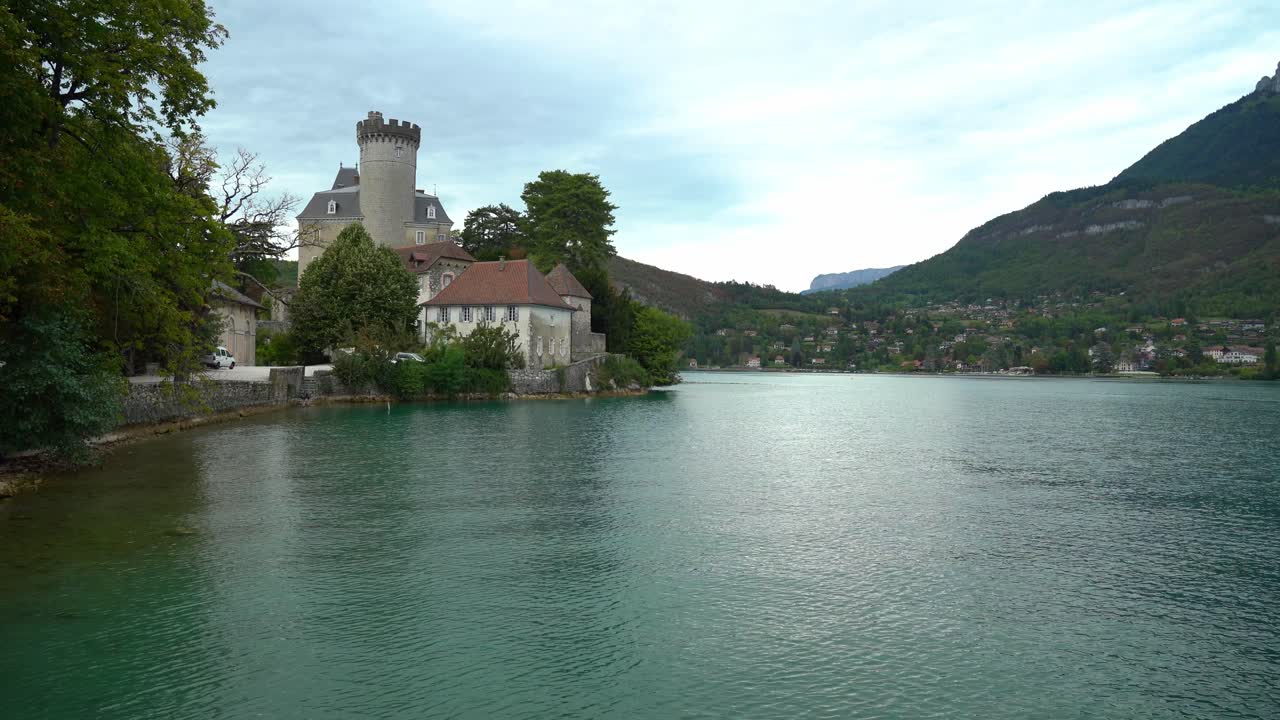 Il Castello di Duingt, fortezza medievale, esiste da quasi mille anni e offre eventi culturali in estate vicino al Lago di Annecy.
