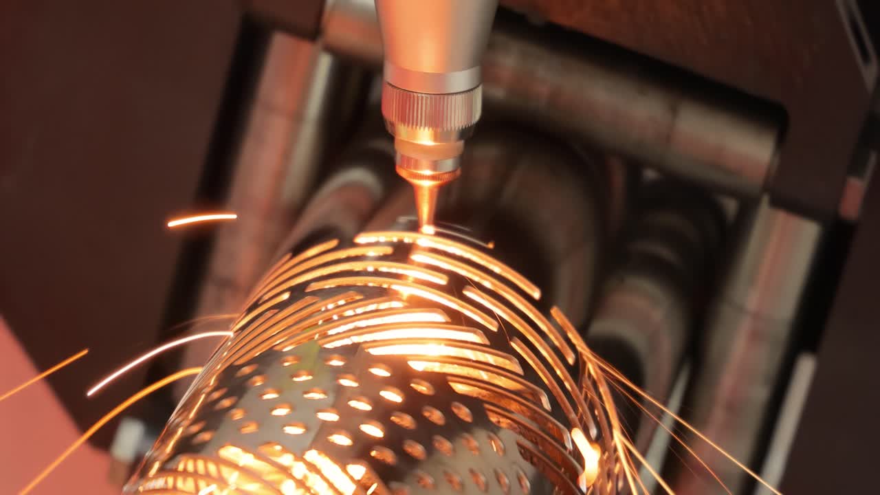 corte láser cnc de metal, tecnología industrial moderna.