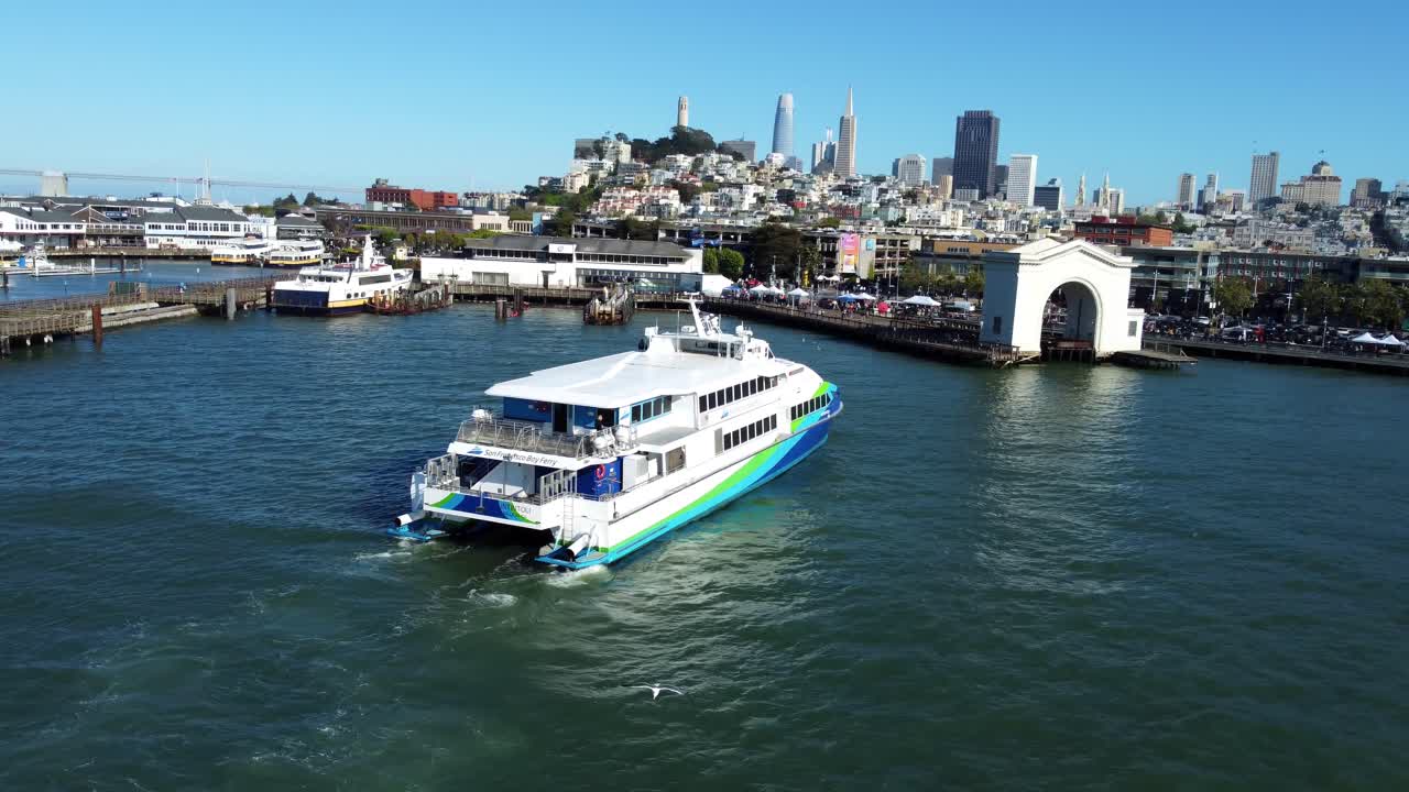 toma en órbita del estacionamiento del viaje en ferry frente a la hermosa ciudad de san francisco, california