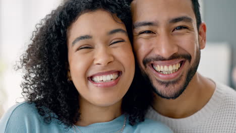 Pareja-Interracial,-Cara-O-Unión-En-Casa