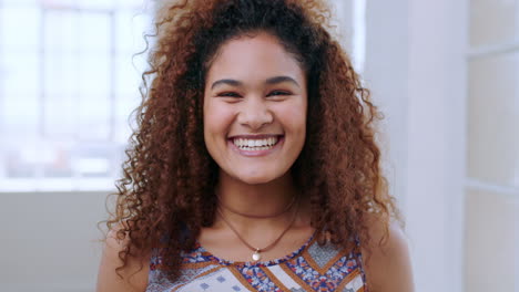 Mujer-Negra,-Sonrisa-Y-Cara-De-Felicidad