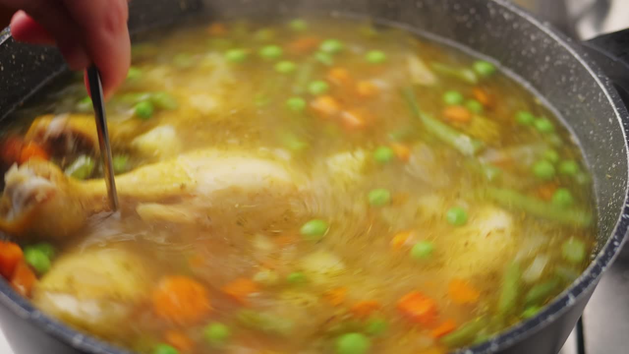 preparando una abundante sopa de pollo y verduras