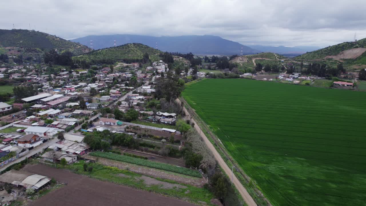 idílico pueblo de pomaire con vastos campos verdes en la provincia de melipilla, región metropolitana de santiago, chile, sudamérica